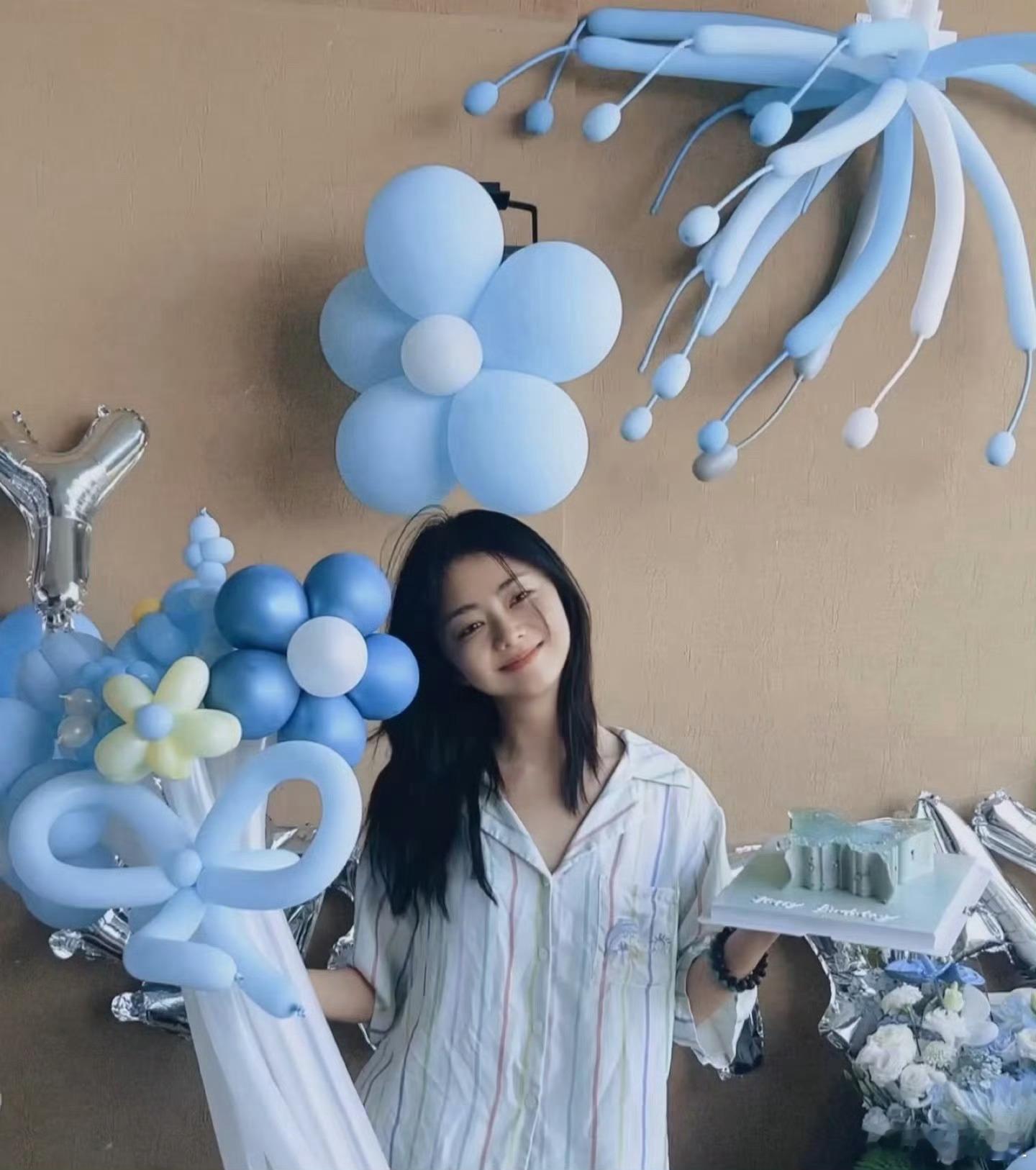谭松韵生日收到白玫瑰谭松韵生日收花了哇，好大一束花！ 