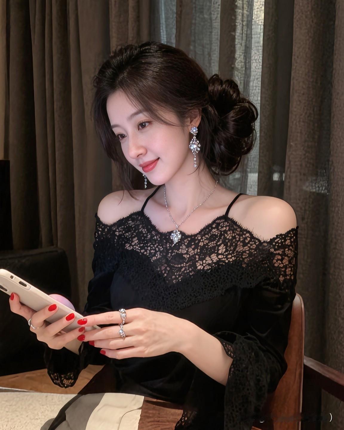 甜言蜜语，
听起来总是让人心生欢喜。
但要说哪个男人能经得住，
恐怕没有标准答案