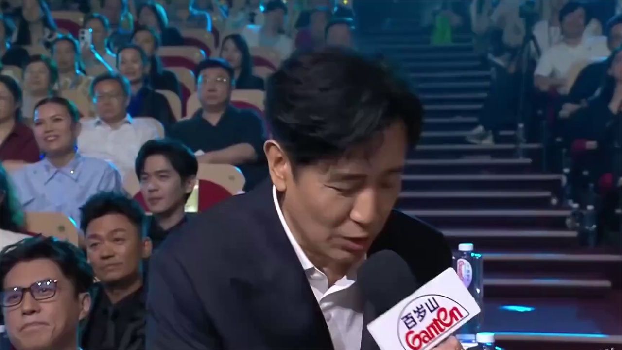 40岁姜妍有多迷人？于和伟都忍不住多瞟几下，靳东也一样丨白玉兰
