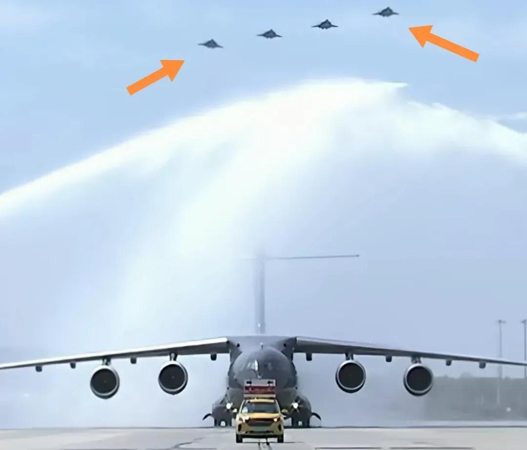 四战机伴护大运20飞机迎中国人民志愿军先烈回家平安落地。