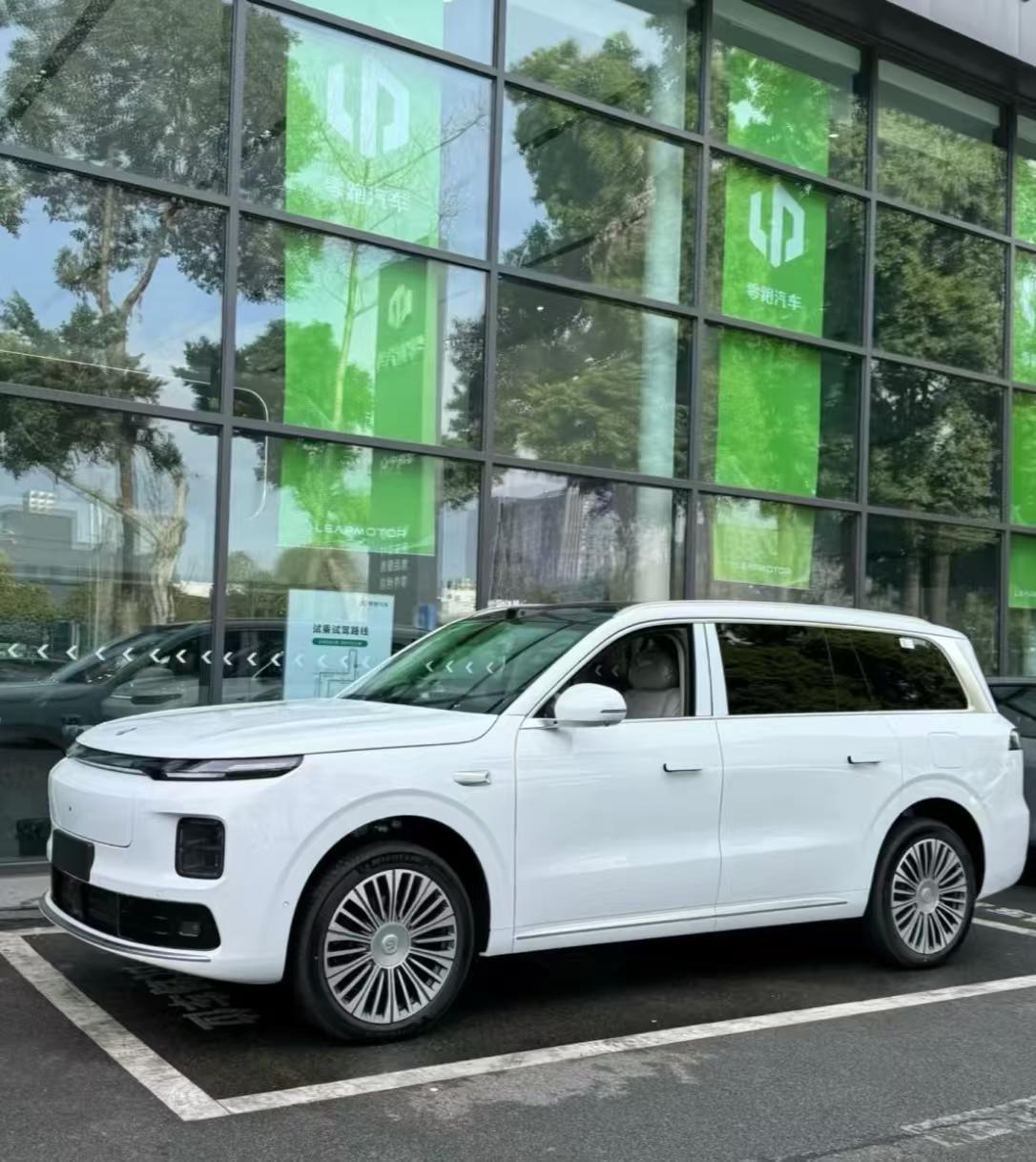 上个月偶然了解到零跑D19这台车，25万左右的价格放在大车里面不算贵，但是配置给