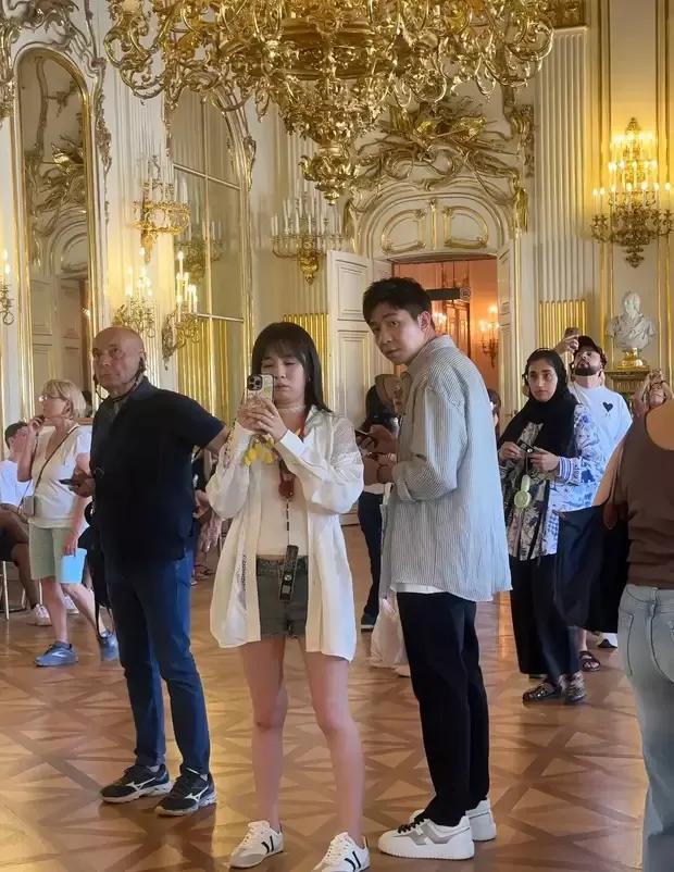 俞灏明王晓晨奥地利度蜜月幸福甜蜜，俞灏明弯腰帮拍照，王晓晨身上惊现幸福肥