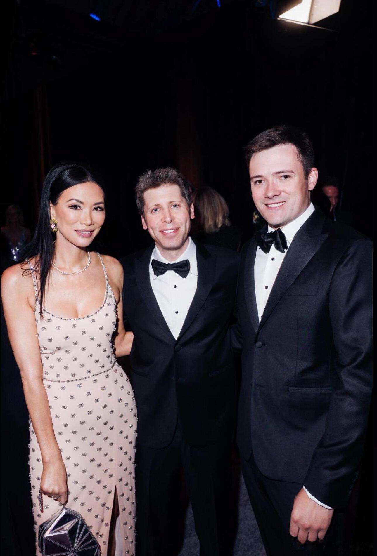 邓文迪是不是回春了，面相柔和了很多，身材又好又有钱又自由