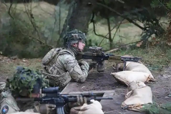 美国：把格陵兰岛给我，不给我就动手抢！
丹麦：你敢迈进来一步，我们就直接开火！