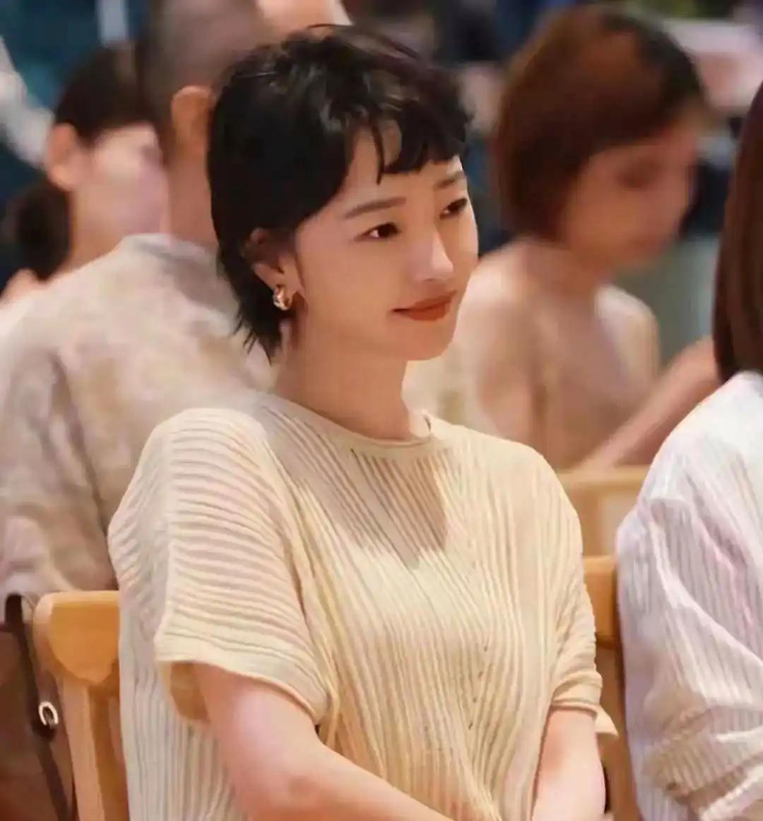 白百何剪短发直接换了张脸，长发温婉vs短发飒爽，反差感直接炸了！路人随手拍的生图