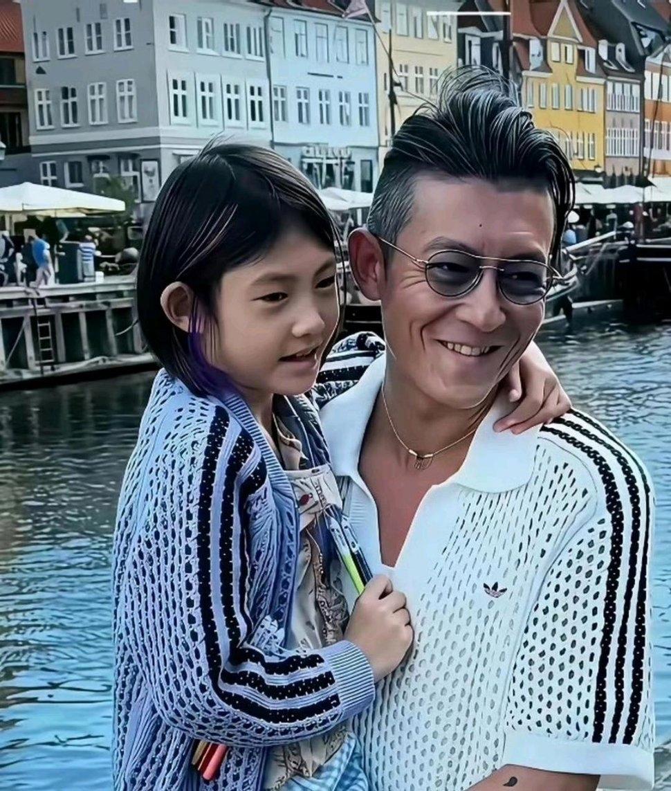 我的天呐，谁能信陈冠希才45岁，状态竟如此沧桑！想当年他可是风靡亚洲的神颜，《无