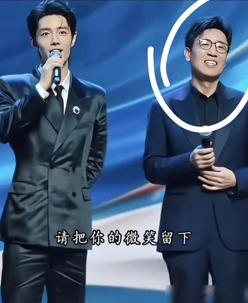 台上的人，一个奖杯，几句场面话。台下的人，一串名单，几家欢喜几家愁。有人说，流程