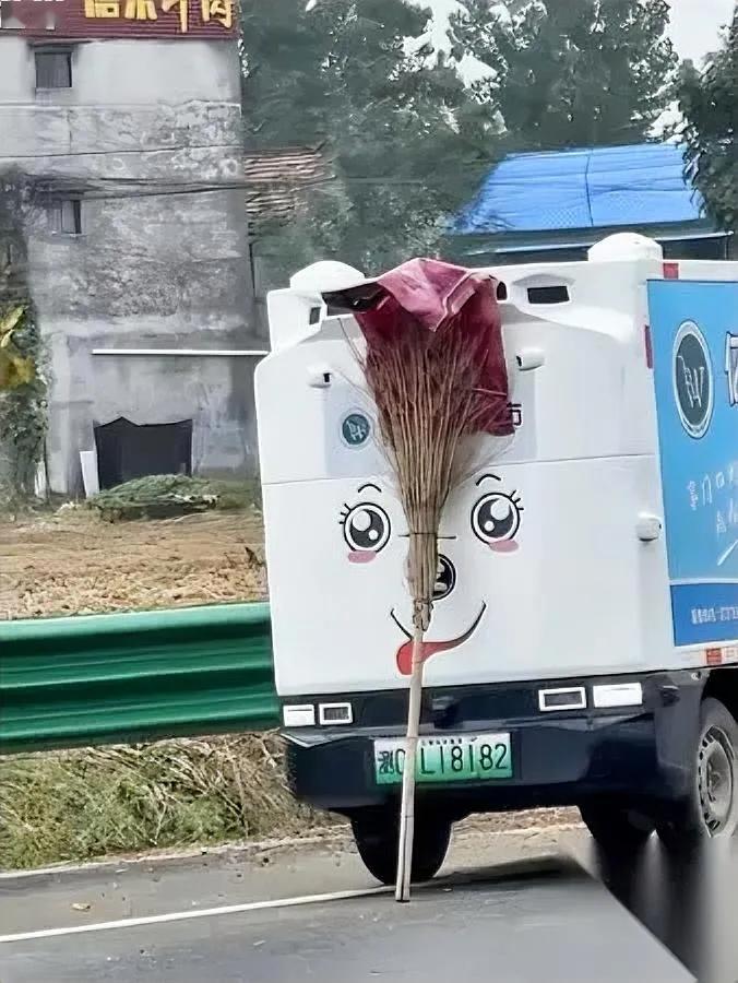 无人车国道龟速？大姨破防了

大公司砸钱研究二十年的无人快递车，早高峰竟被国道难