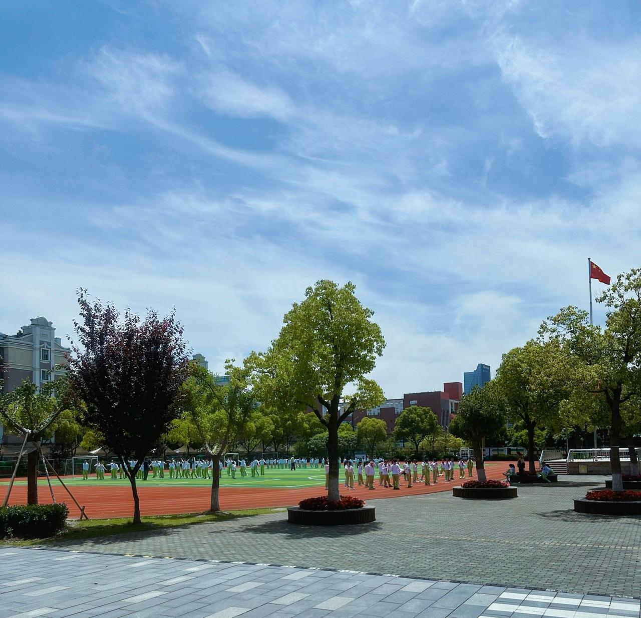 08年5月12日的汶川地震我永远也忘不了！那年我23岁，在学校代课。正上着课，突