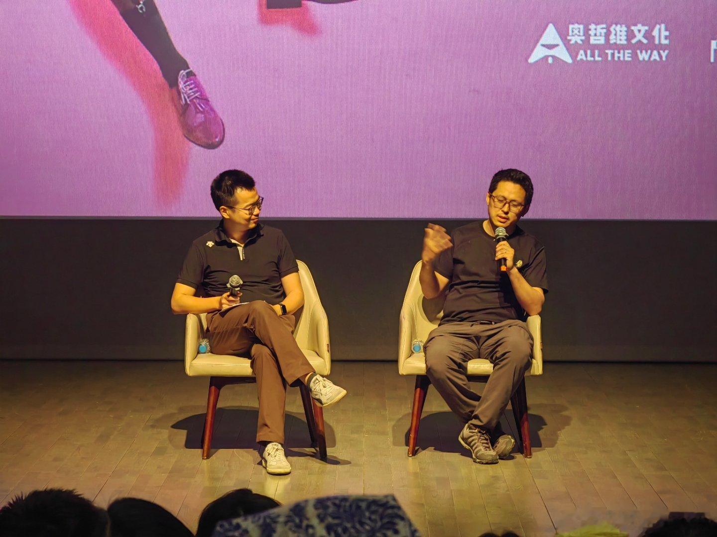 来看英国国家剧院《认真的重要性》的舞台放映，王尔德经典剧作。虽然是古典喜剧的角色