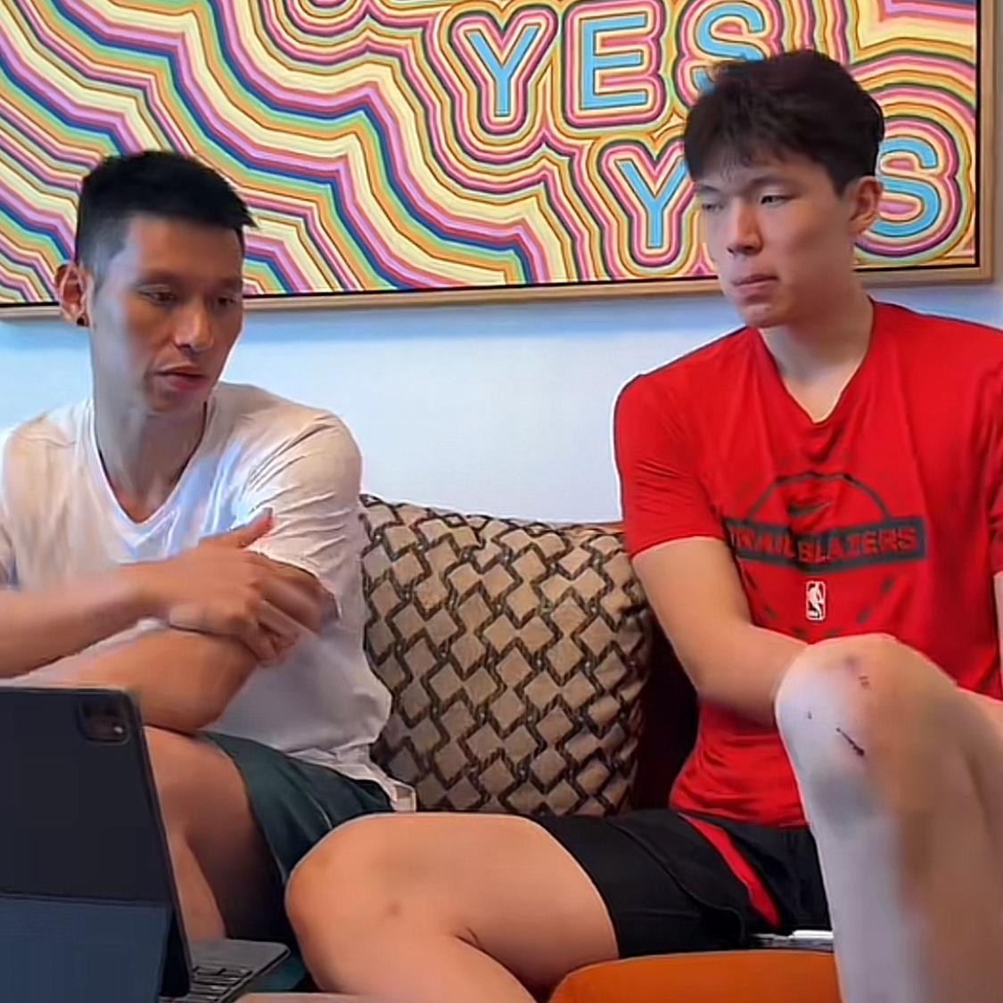林书豪给杨瀚森开小灶传授经验！开拓者更新社媒，晒下林书豪与杨瀚森一起分析比赛录像
