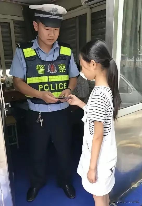 南京，一小学生捡到手机主动交到交警岗亭，失主取回手机时意外发现女孩走路一瘸一拐，