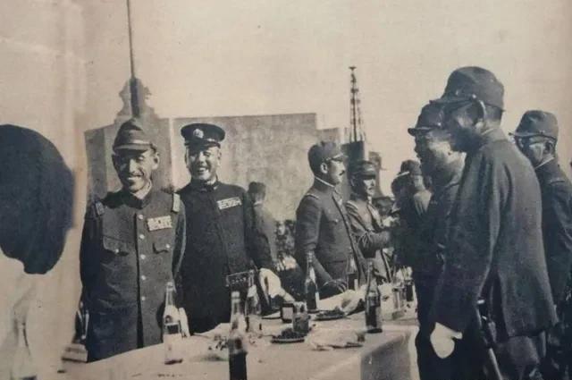 1939年6月8日，日本总领事馆举行酒会，詹长麟假扮成侍者，偷偷把毒药倒入酒瓶，