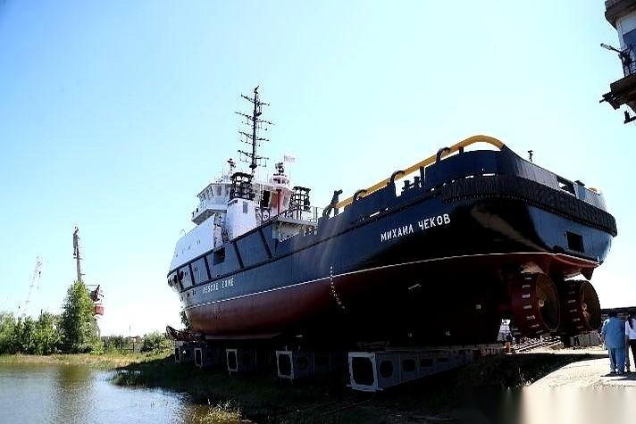 能下潜到60米深的地方干活儿。
一艘救援拖船。
你以为它就是个拖船的？不，它几乎