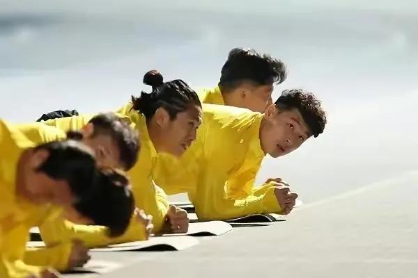 今晚八点国足主场天津卫再战新加坡！你看不看？今晚你是否看好国足？今晚国足能赢球吗