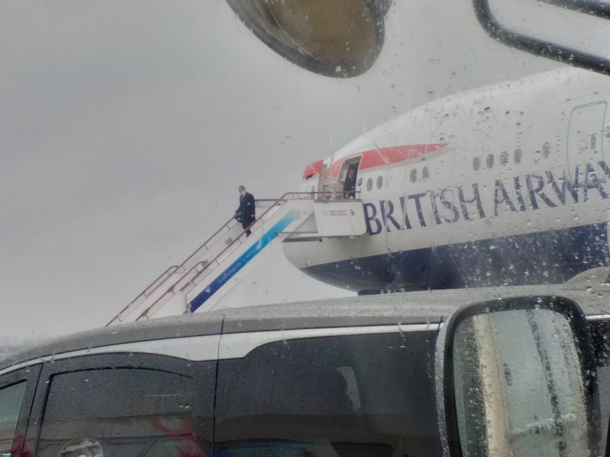 斯塔默抵达上海英国首相斯塔默抵达上海，他将接受媒体采访上海有点小雨 