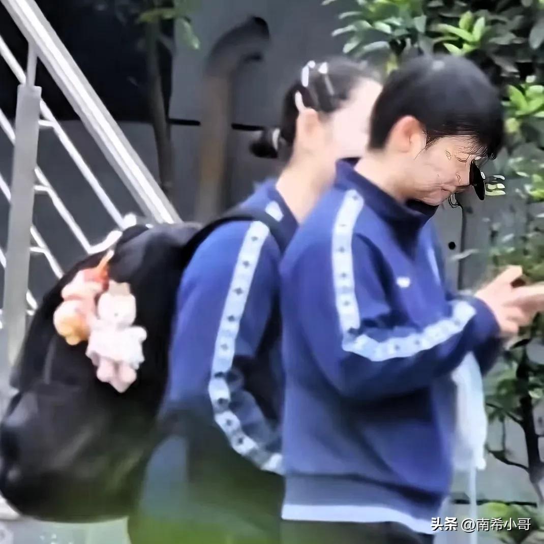 这下王励勤失算了，
原本以为把手机没收，
躲到这深山老林里面
就能逃过代拍的骚扰