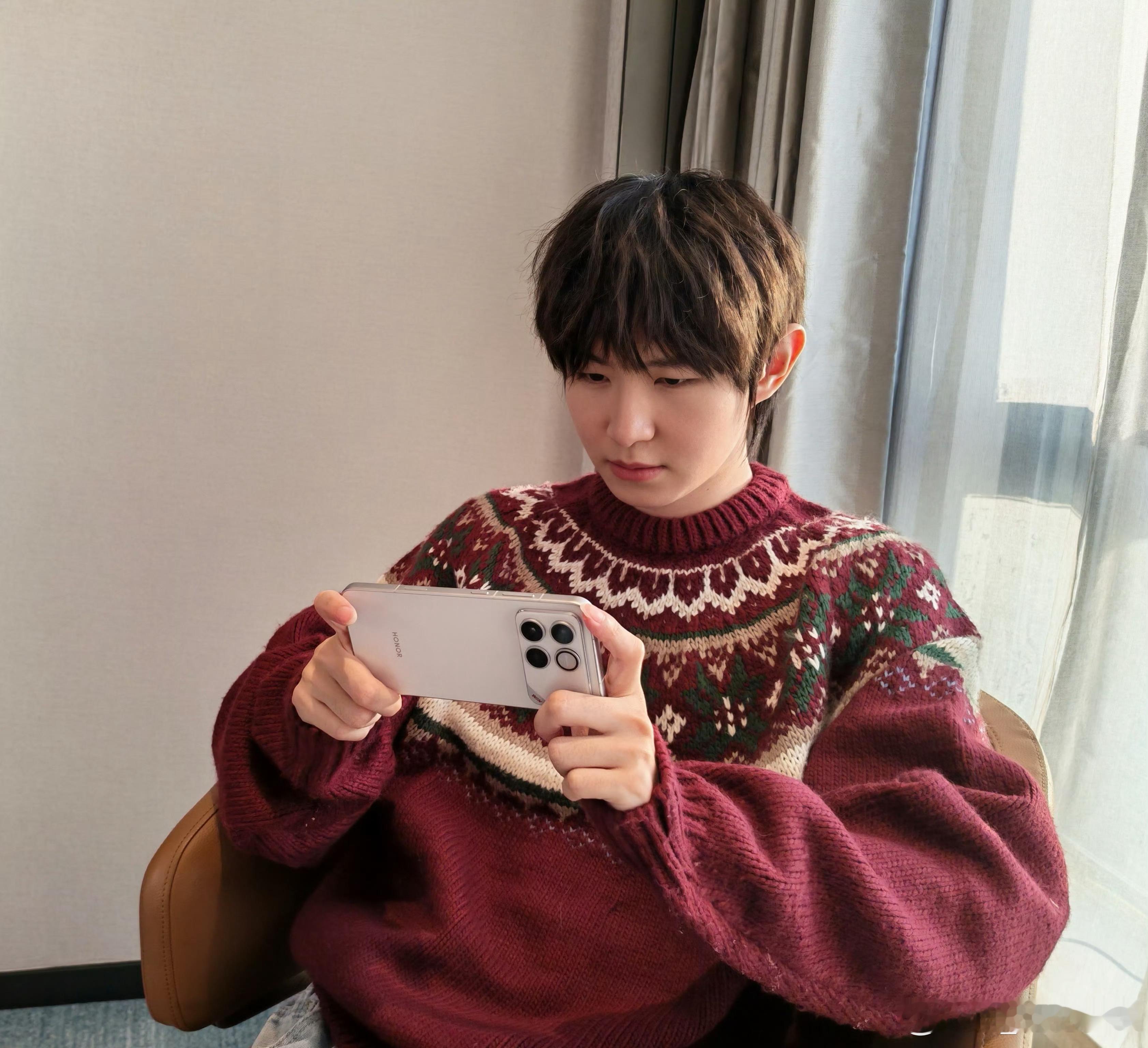 一诺徐必成手上拿的是即将发布的荣耀WIN？ 预计搭载高通骁龙8 Elite Ge