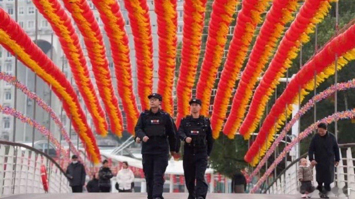 台州75岁阿公山中晕倒众人接力火速救援黄岩阿公祭祖中暑晕倒，民辅警与急救人员逆行