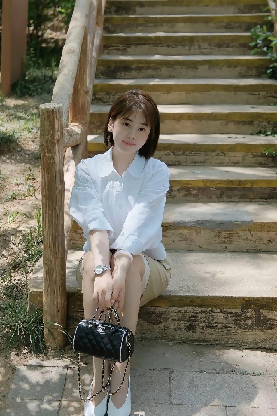 世人都看重学历这块敲门砖，推崇立足社会的硬能力，却忽略了最珍贵的底牌。
 
学历