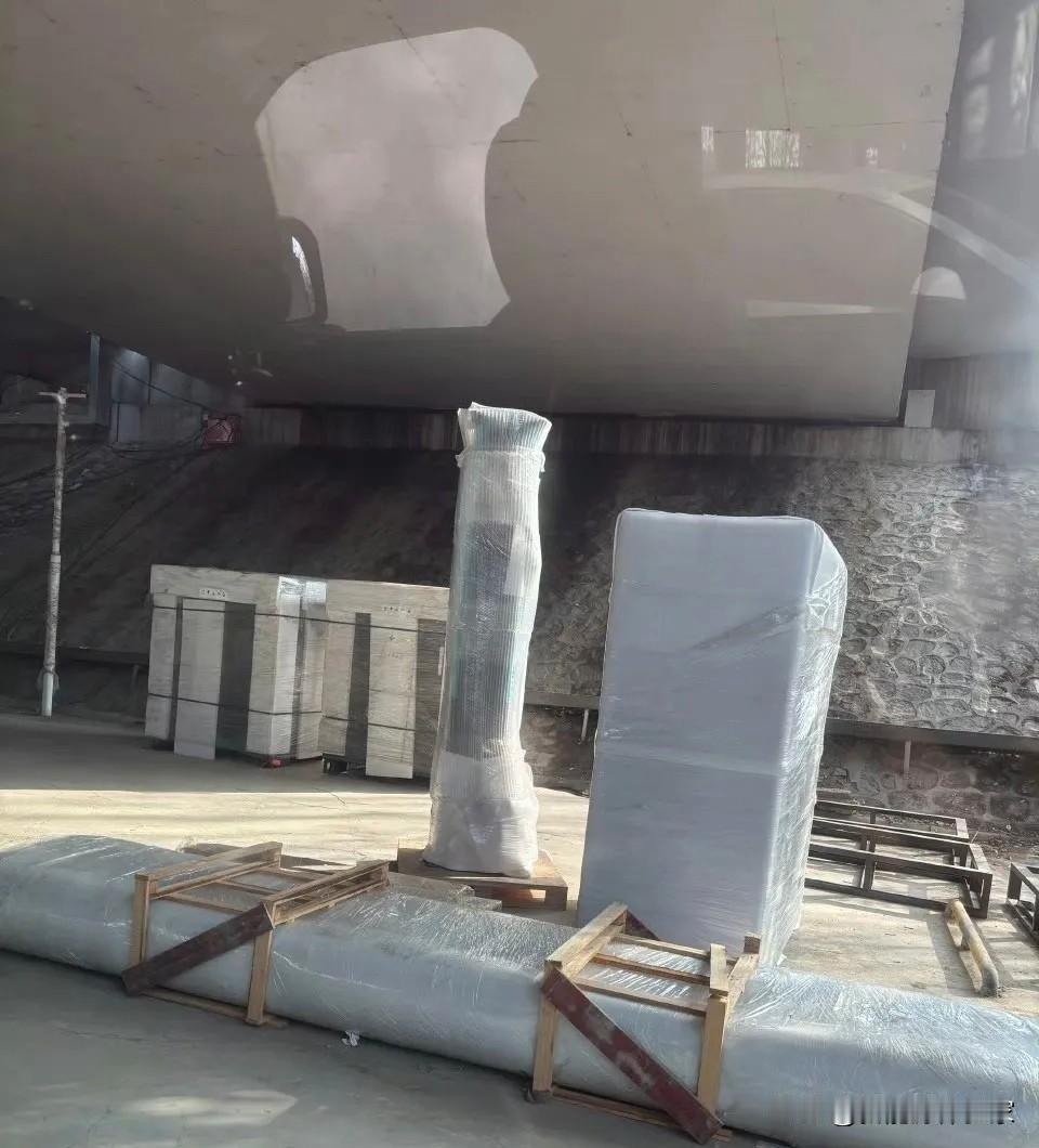 比亚迪这波操作真的绝了！高速口直接怼兆瓦闪充站
 
现在下高速不用再慌续航了——