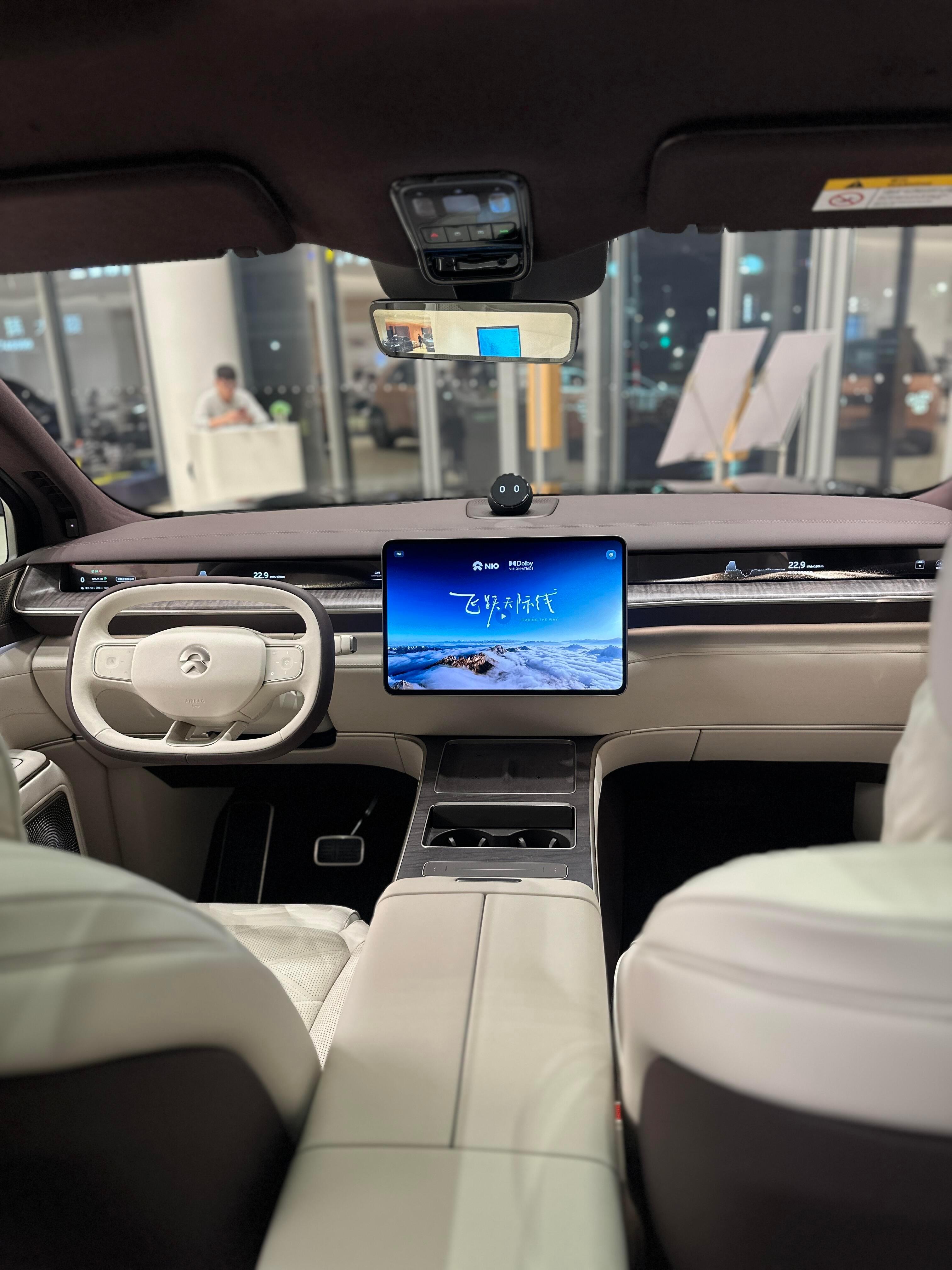 车长5365毫米轴距3250毫米的大型6座SUV，双电机520千瓦零百4.3秒，