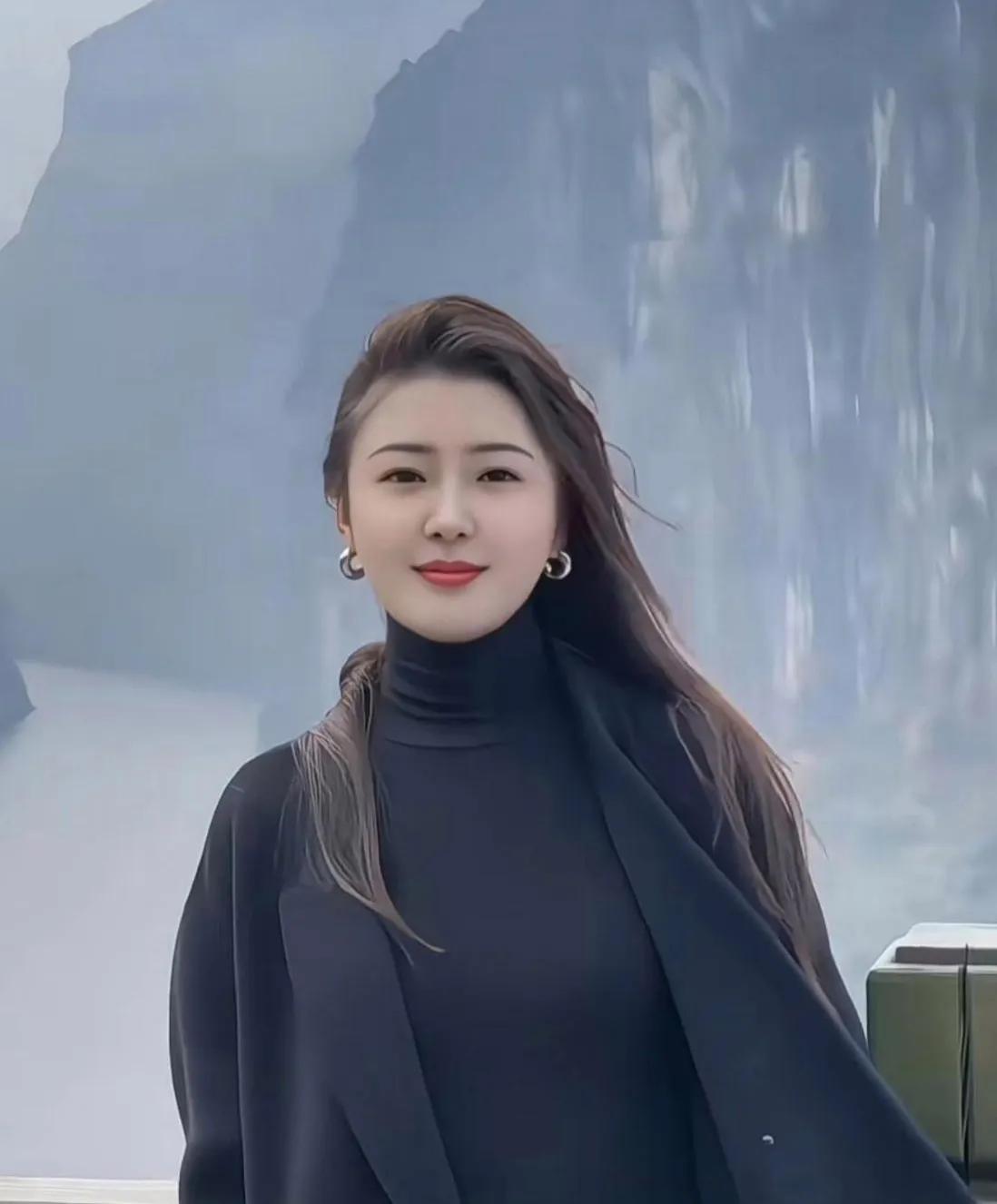 我是美人
        ——致敬端午诗人节

我是美人，被缚于流量的茧房。
粉