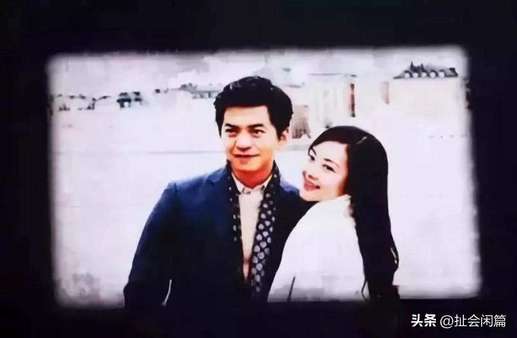 李健的妻子是一个社会学的博士。

两个人的交往非常具有戏剧性，他们两家是世交。