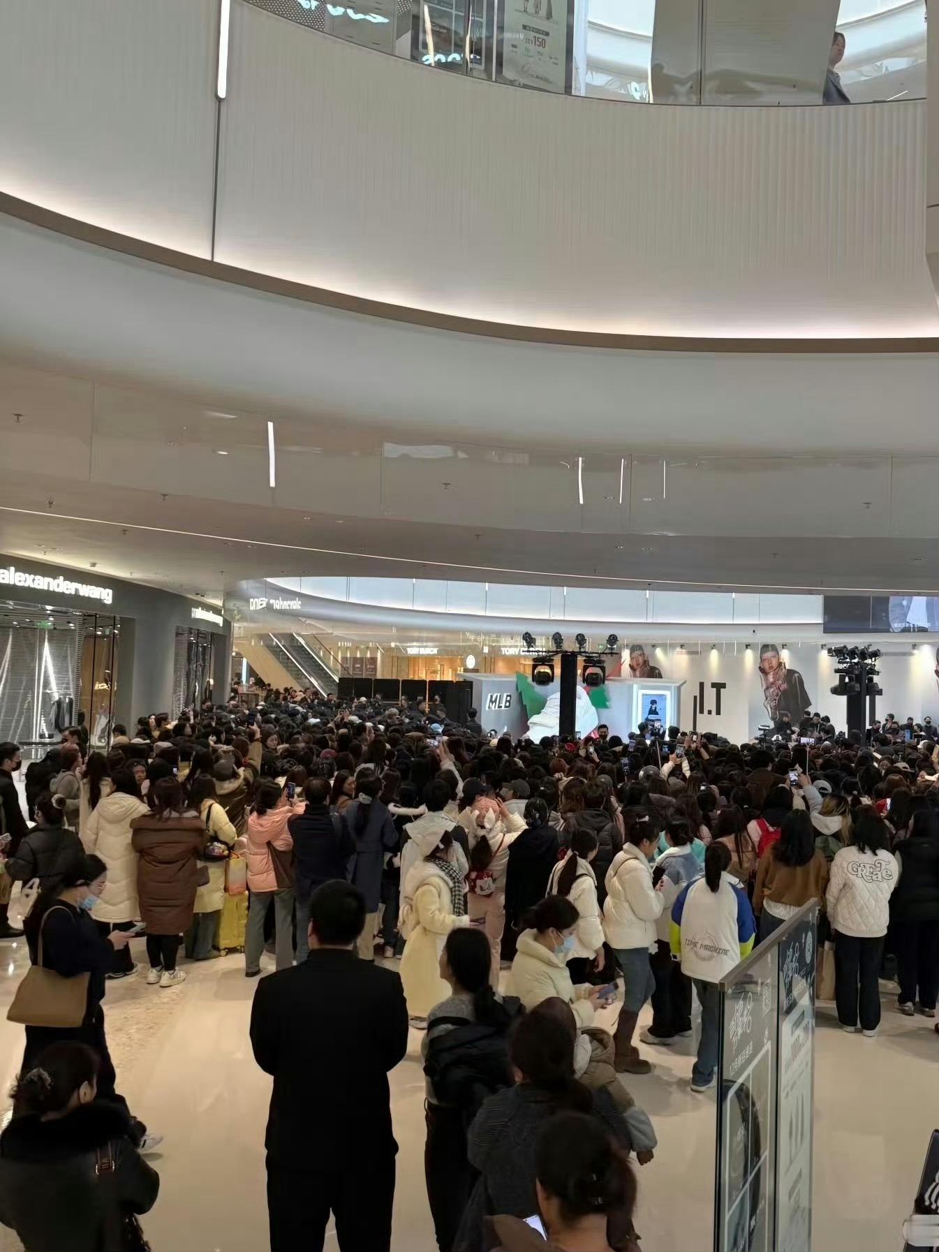 张凌赫敖瑞鹏线下人气妈呀今天还是工作日，商场人真的好多啊，人气真的很高！ 