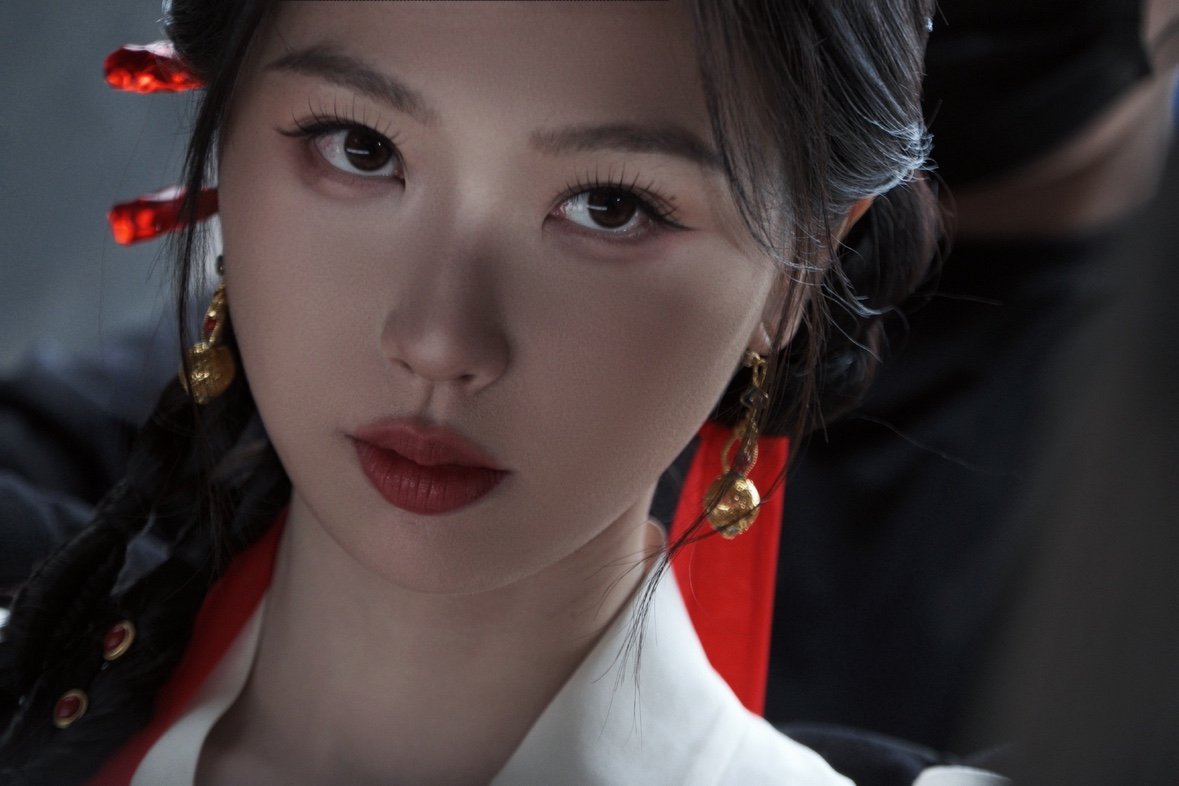 虞书欣冷脸红衣云初虞书欣红衣云初初现 虞书欣冷脸红衣云初 