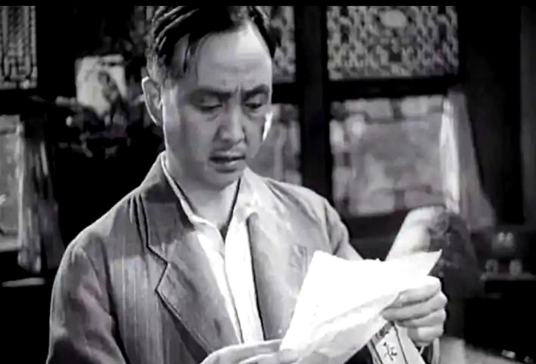 小时候看《平原游击队》，只记得松井的胡子，忽略了戴圆眼镜的翻译官。
 

197