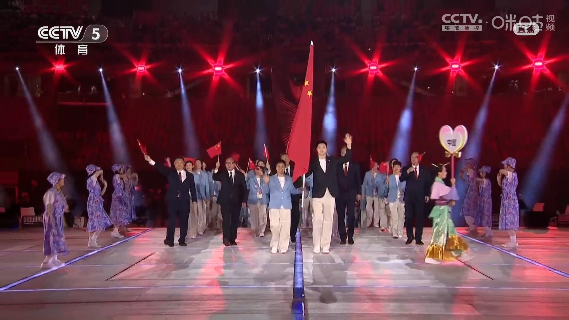 #胡明轩吴愉高擎国旗#  2026亚运会开幕式，中国体育代表团入场，、吴愉高擎五