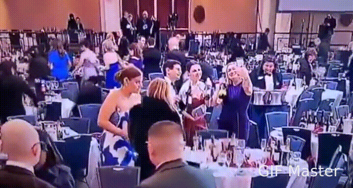 不拿好像就亏大了，超百瓶高档酒品在枪击发生时被人顺走！
据外媒消息，美国白宫‘’