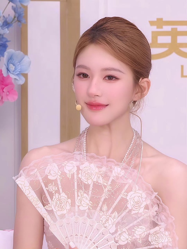 赵露思长发是不是比短发更优雅些，短发的网红感太强了。 ​​​