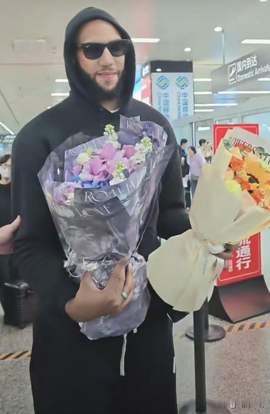 好消息速递！山西汾酒男篮第二外援乔治.康迪特四世入境落地太原！
今天晚上10点3