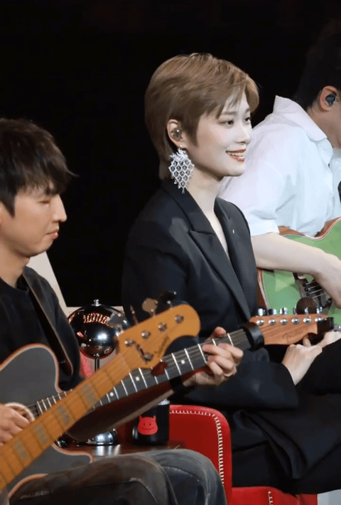 李宇春武汉演唱会李宇春武汉吃得真好，感谢的宠爱又是飞吻、又是wink、又是笔芯，