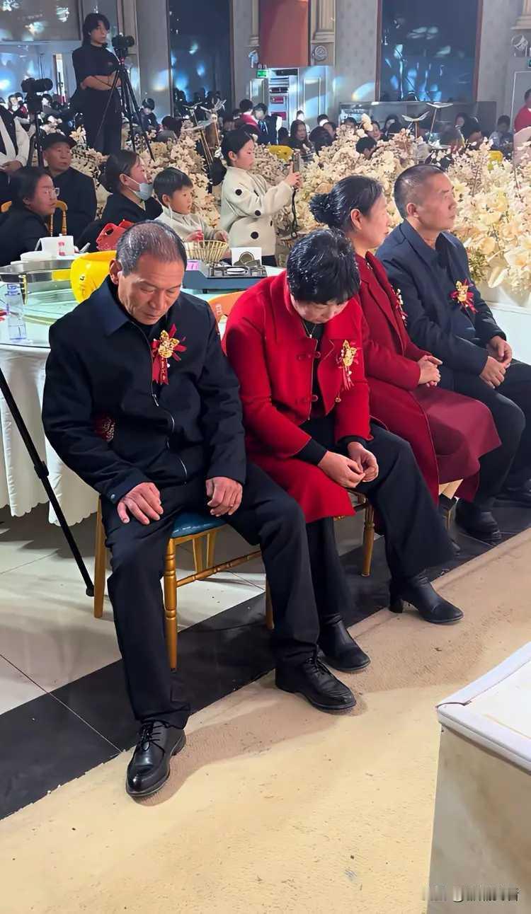 参加朋友儿子的婚礼。
心里有点说不出来的滋味，也不知道是高兴还是不高兴。
为娶儿