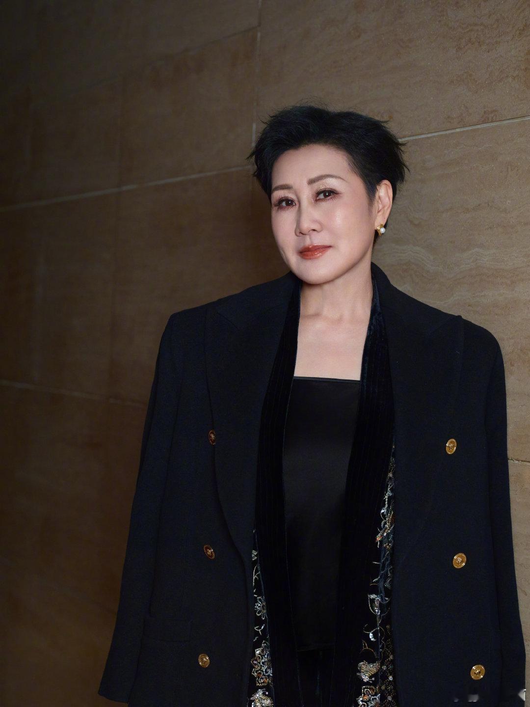 张月被传是张凯丽女儿  张月常年被网友误认成张凯丽老师的女儿，就连和凯丽老师亲生