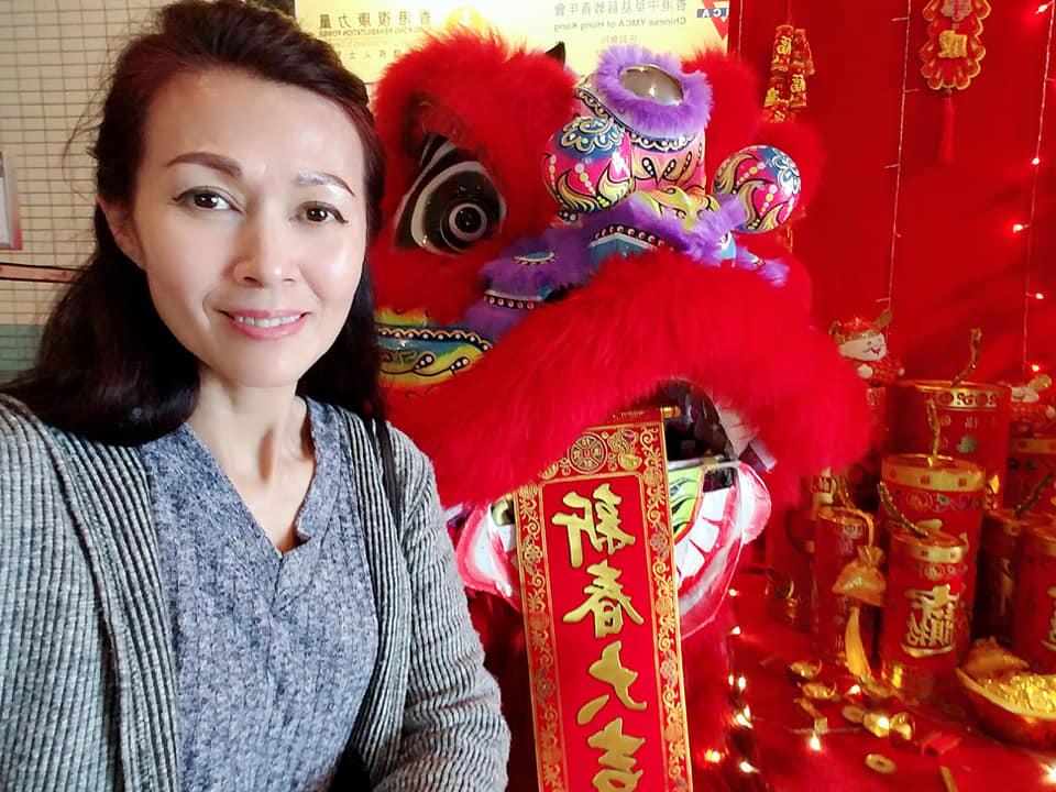她在1983年开始在香港亚视拍戏，当年也是香港亚视花旦之一，但在1988年开始转