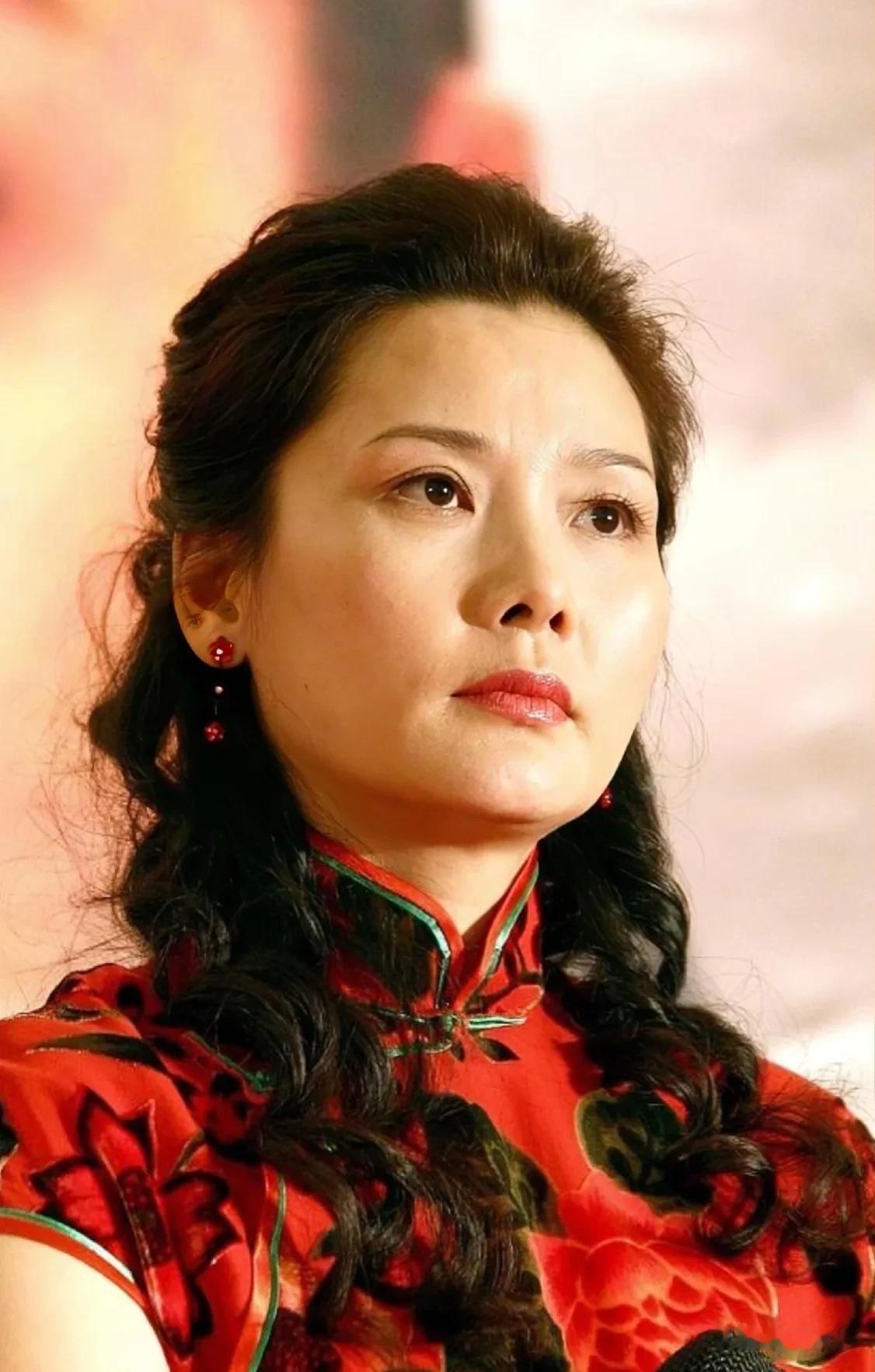 何赛飞演大宅门，有一场离别戏，杨九红被何家扫地出门，在车站和陈宝国告别，这个剧情