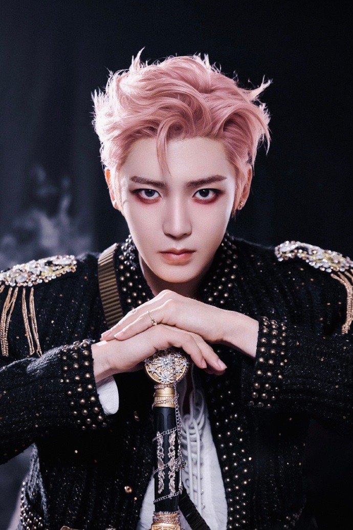 侯明昊粉发耳夹look侯明昊入青云见真心 侯明昊粉发耳夹look，入青云，见真心