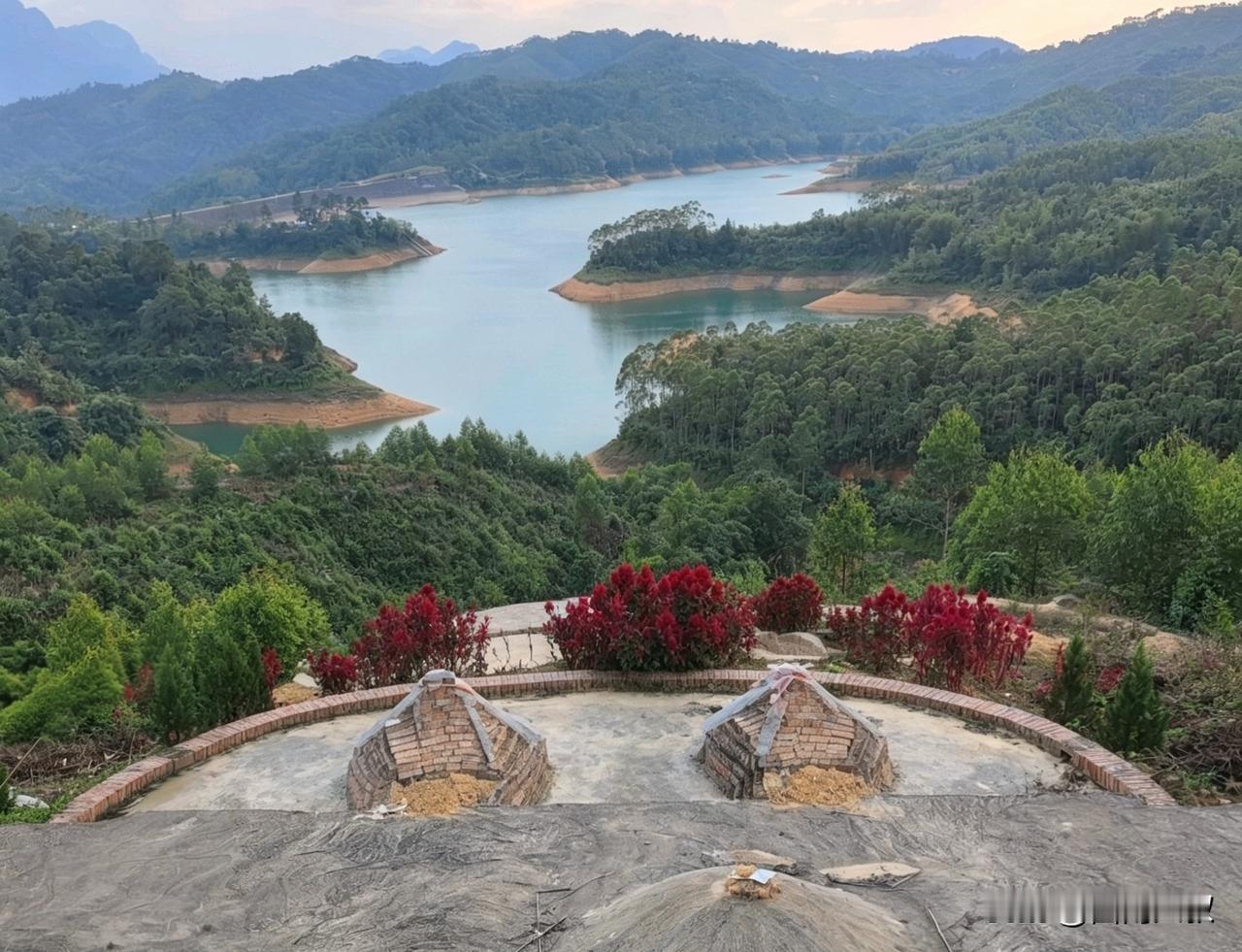 “众山止处是真穴，众水聚处是明堂”，连绵的来脉一路起伏而来，到了众山环抱、停驻汇