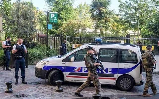法国 的天气太热了，1个82岁老头，还以为革命爆发了， 马克龙 已经被逮捕了！拿