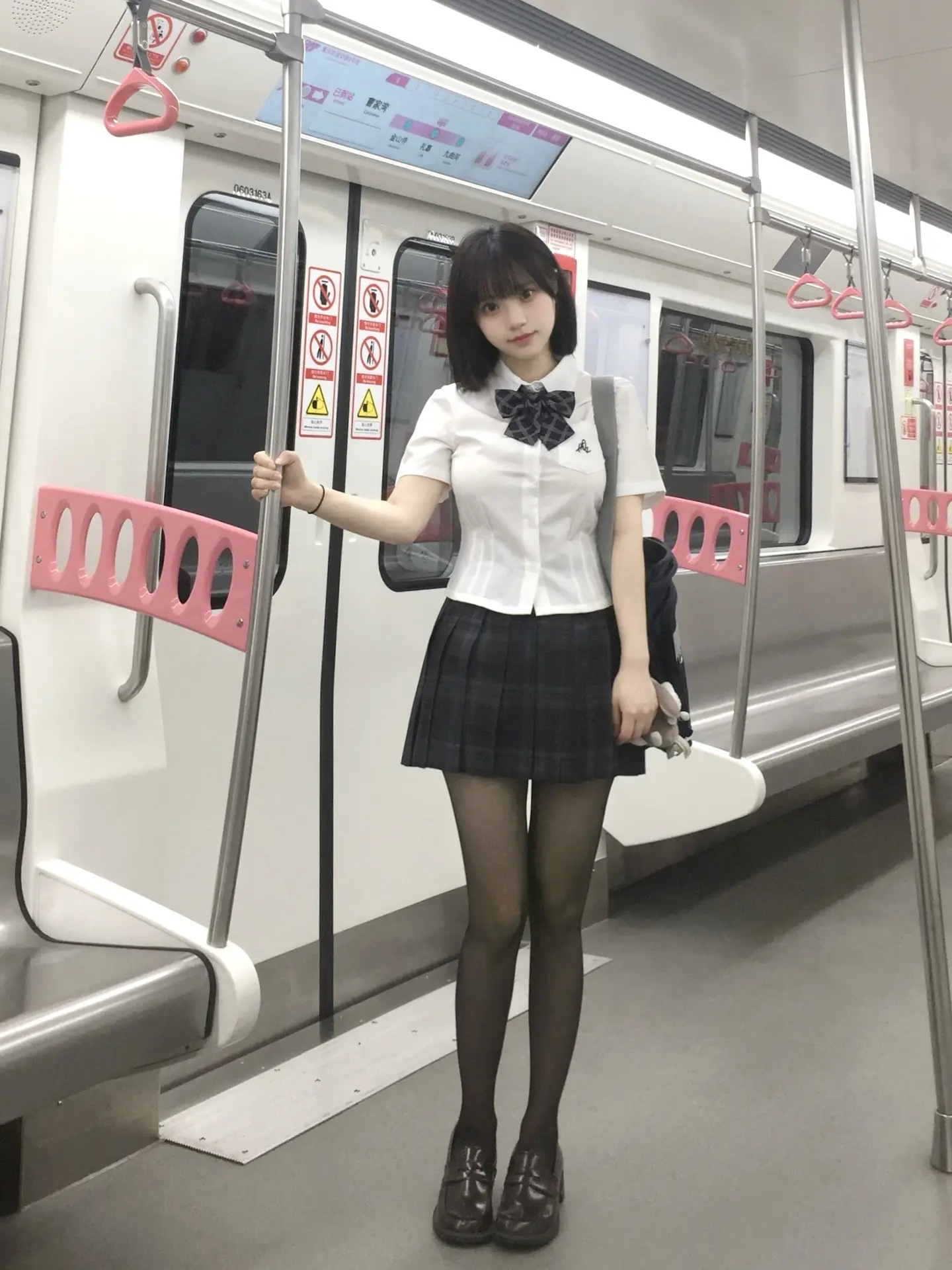 晚间地铁。
