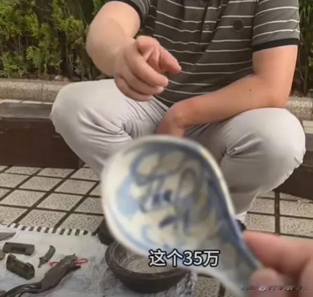 你们见过一把35万的天价勺子吗？今天有幸我遇到了，老板告诉这把勺子是潘金莲给武大