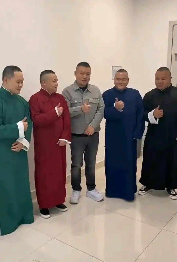 岳云鹏和模仿者合影，好家伙…… ​​​