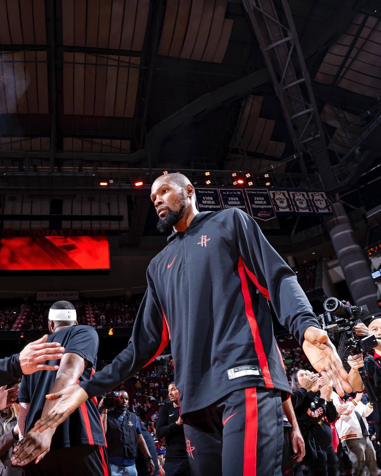 明早九点半，火箭背靠背客场挑战独行侠，亚当斯缺阵，申京生病出战成疑，浓眉预计出战