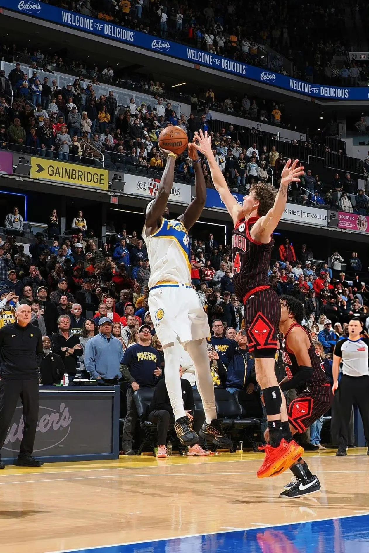 又是一次绝杀！
最后时刻还剩7秒，西亚卡姆面对两人的防守，强拔跳投命中了这个0.