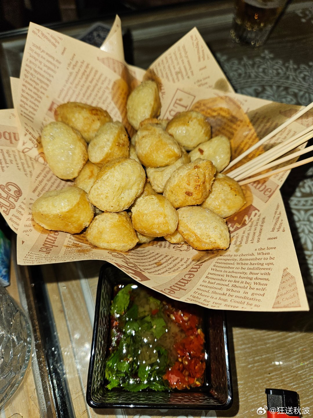 和几位小弟小妹聊天吃臭豆腐…… 
