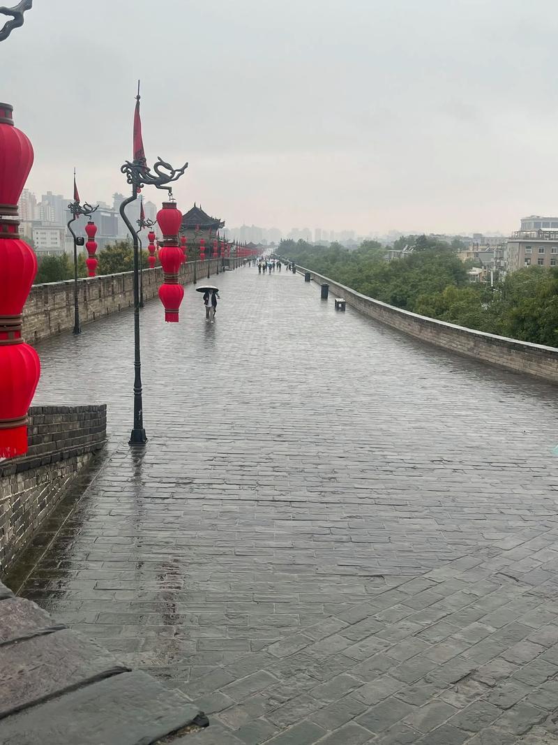 未来半个月西安迎来长时间阴雨天气，伏天凉透了
   今年入伏以来，西安前期多晴热
